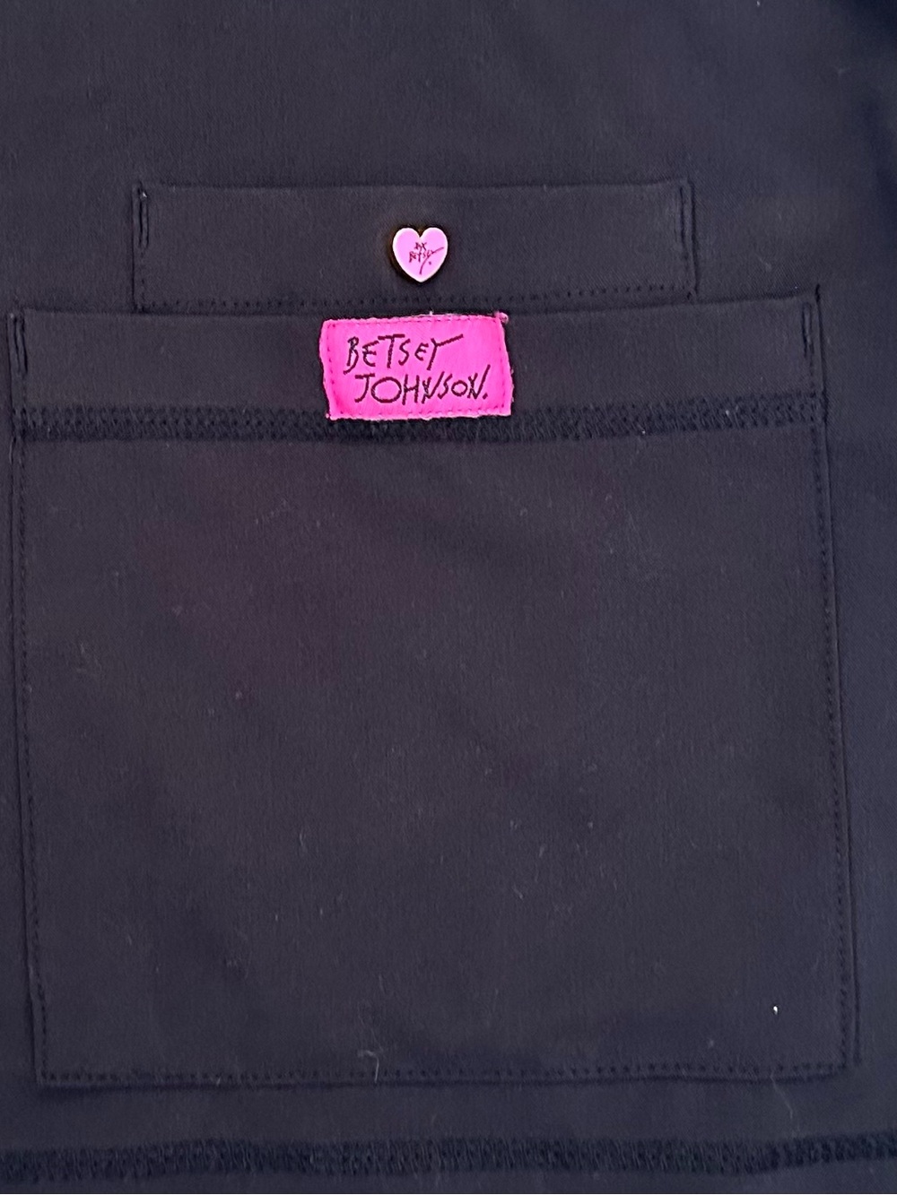 Betsey Johnson Scrub Top Black Stretch V Neck Pockets Medical Nurse L Pink Heart